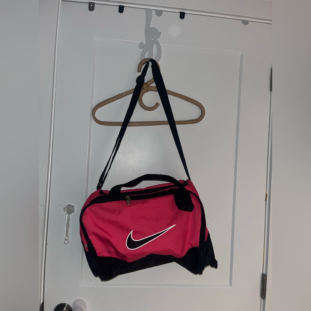 NIKE Brasilia 5 Medium Duffle Grip Bag, Pink